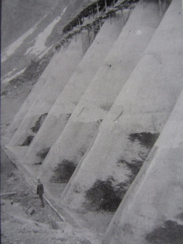 9 giugno 1923 - L'ing. Santangelo ai piedi della diga svuotata